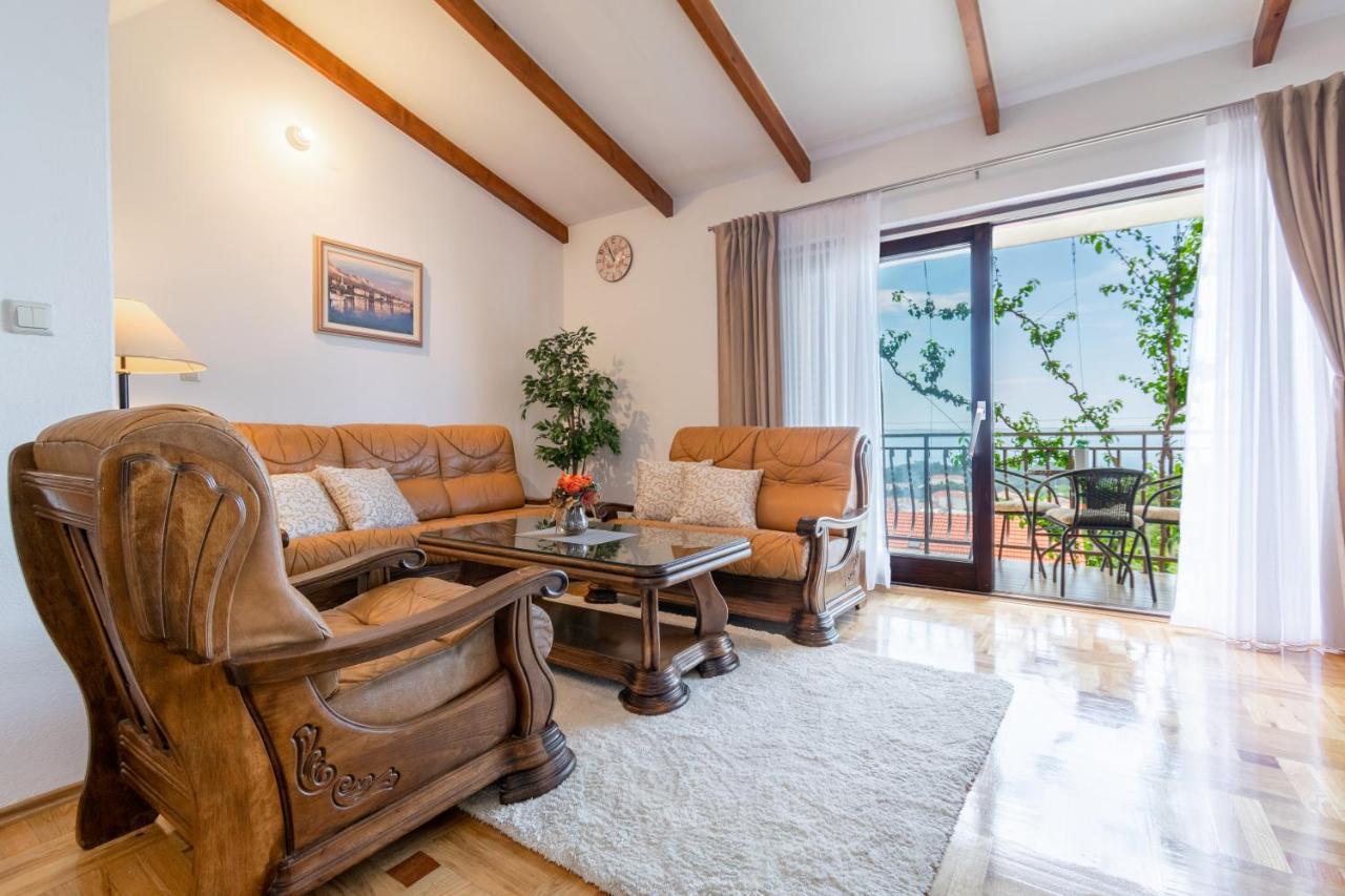 Apartment Iva With Sea View Makarska Buitenkant foto