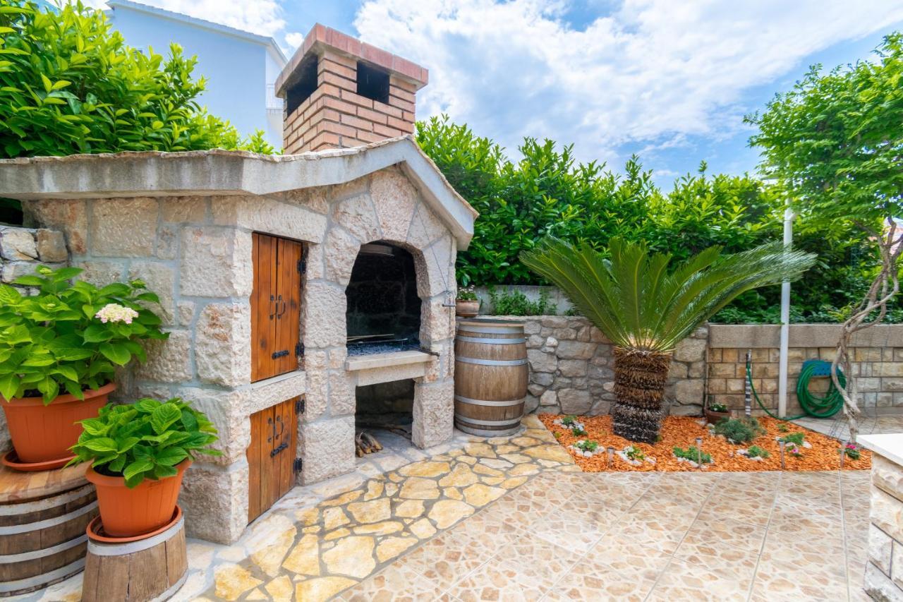 Apartment Iva With Sea View Makarska Buitenkant foto