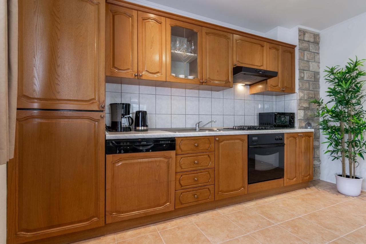 Apartment Iva With Sea View Makarska Buitenkant foto