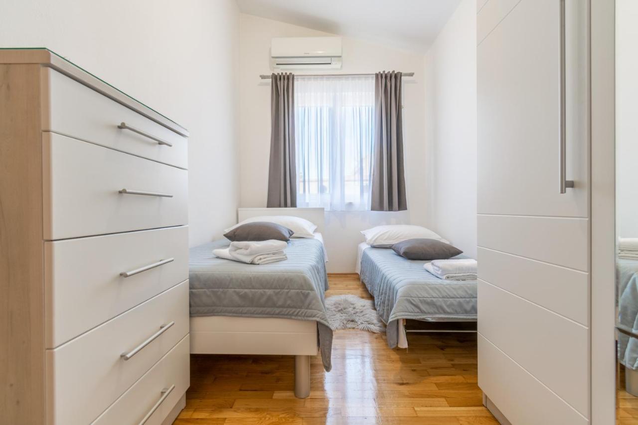 Apartment Iva With Sea View Makarska Buitenkant foto